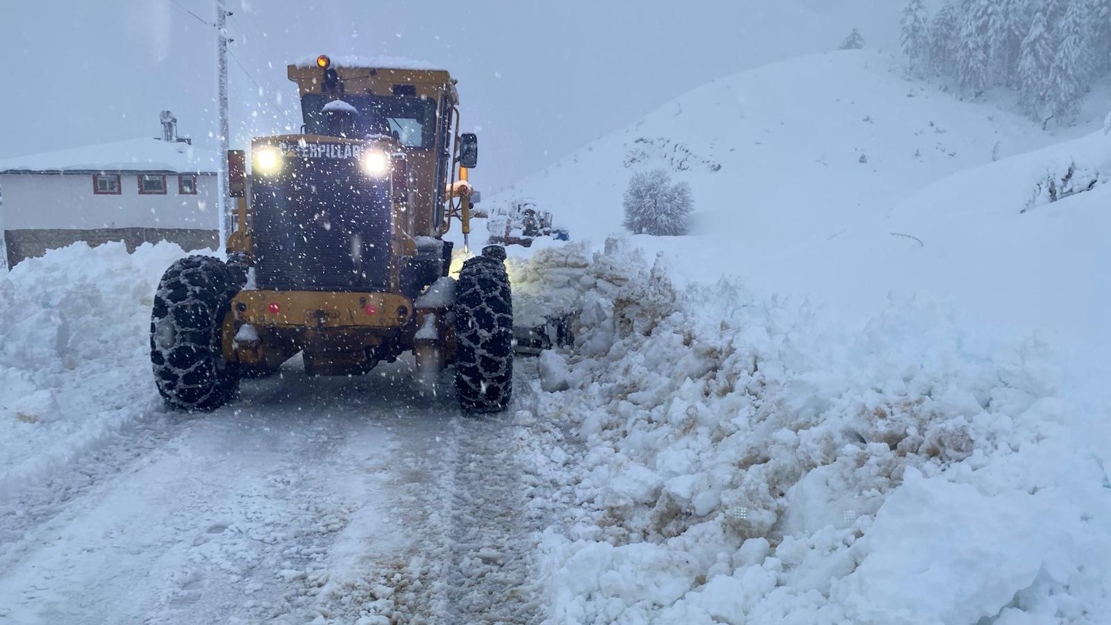 Büyükşehir, Şehrin Dört Bir Yanında Kar Mesaisini Sürdürüyor