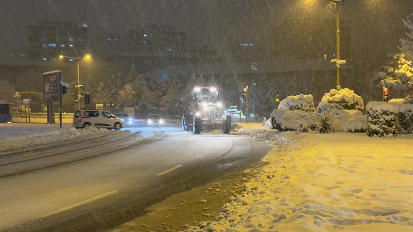Büyükşehir’den Gece Boyunca Kar Mesaisi