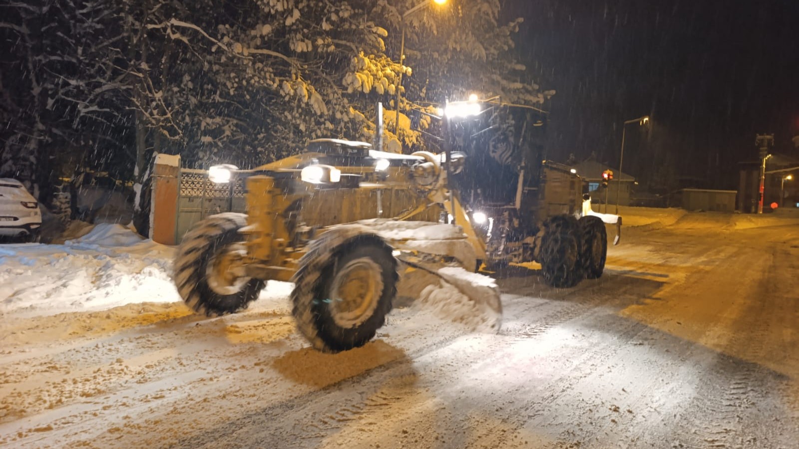 Büyükşehir’den Karla Mücadelede Gece Mesaisi