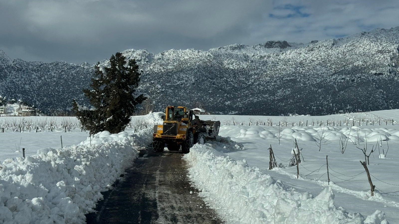 Büyükşehir, Kırsalda Karla Mücadelesini Kesintisiz Sürdürüyor