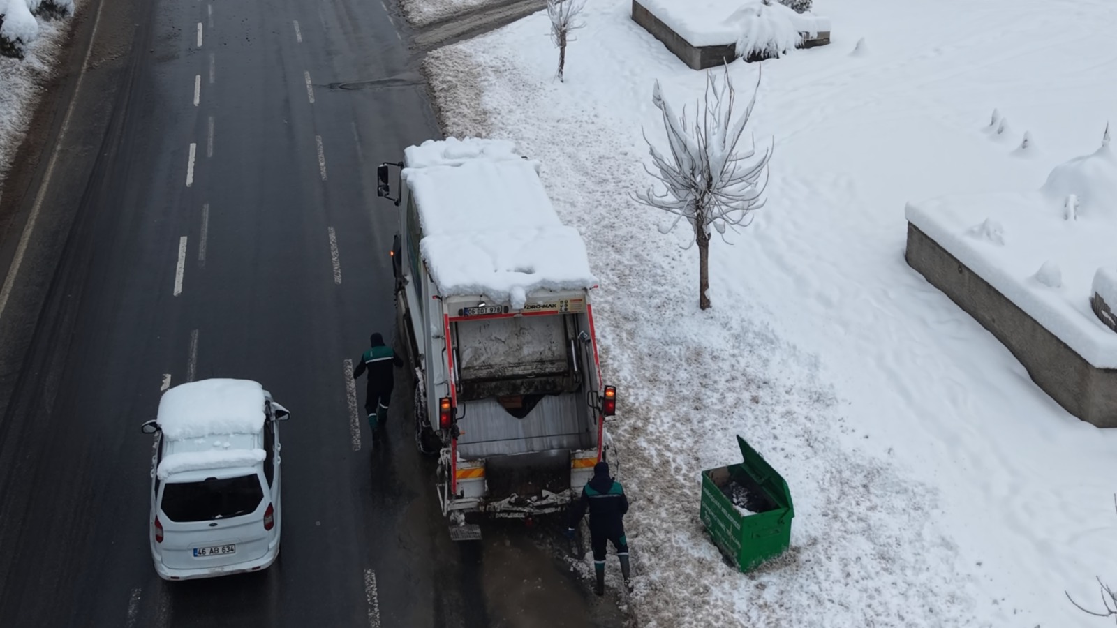 Zorlu kış şartlarına rağmen Onikişubat’ta temizlik hizmetleri aksamıyor