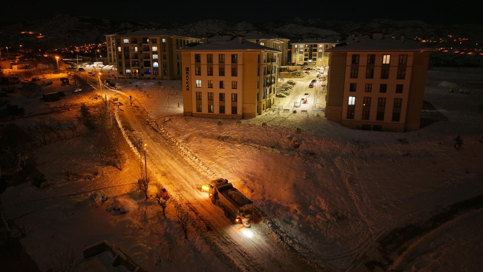 Büyükşehir’den Önsen ve Kurtlar’da Kar ve Buzlanmaya Karşı Etkin Mücadele