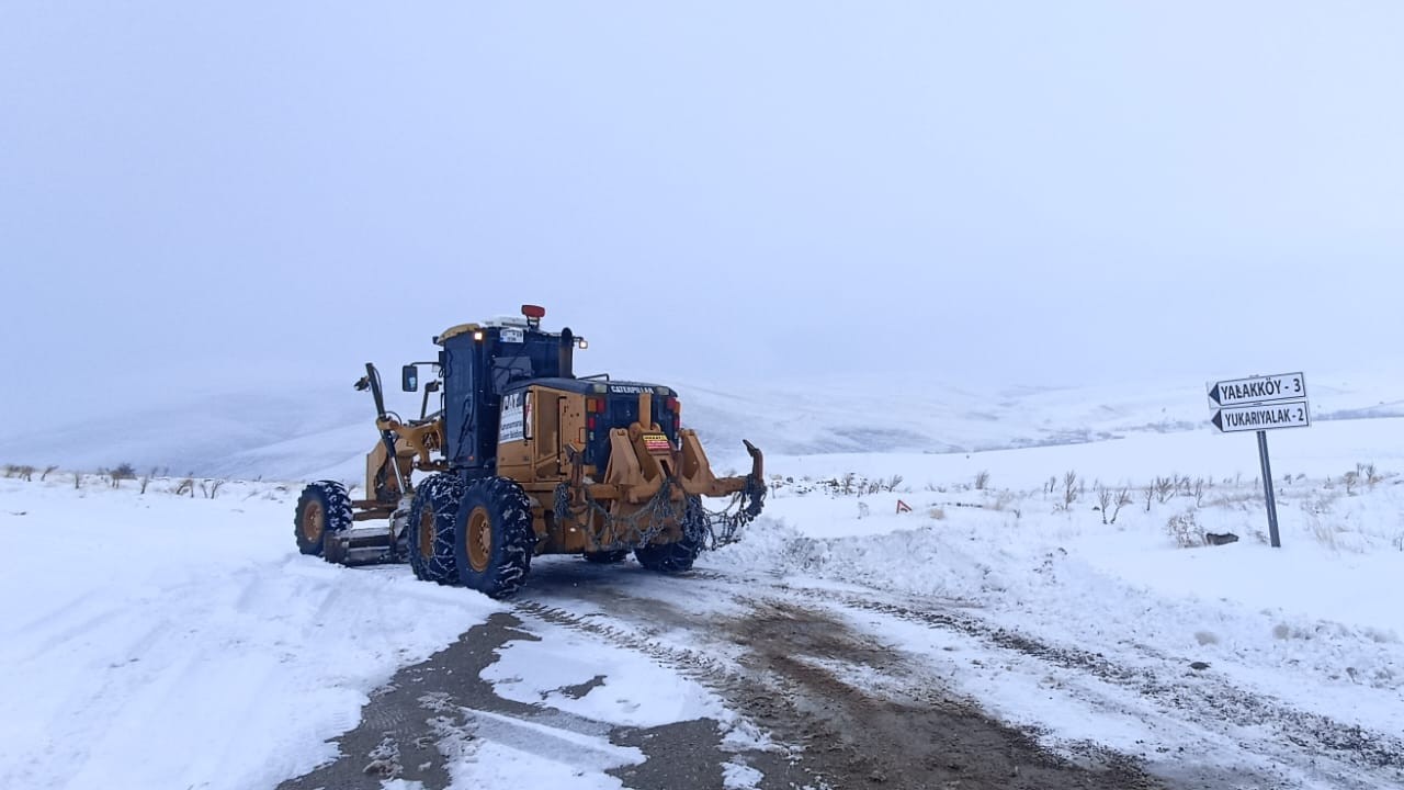 Büyükşehir, Kuzey İlçelerde 48 Araçla Karla Mücadelesini Sürdürüyor