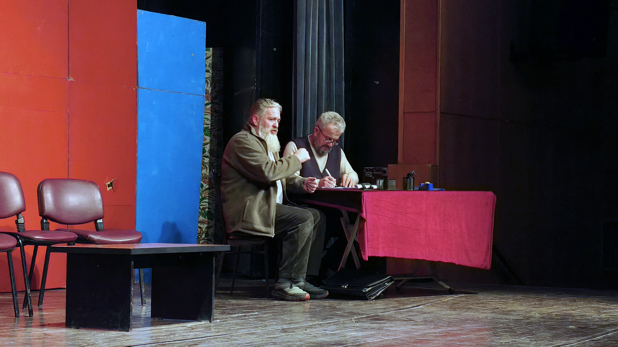 “Deliriyorum Haberin Olsun” Gösterisi Tiyatroseverleri Kahkahaya Boğdu