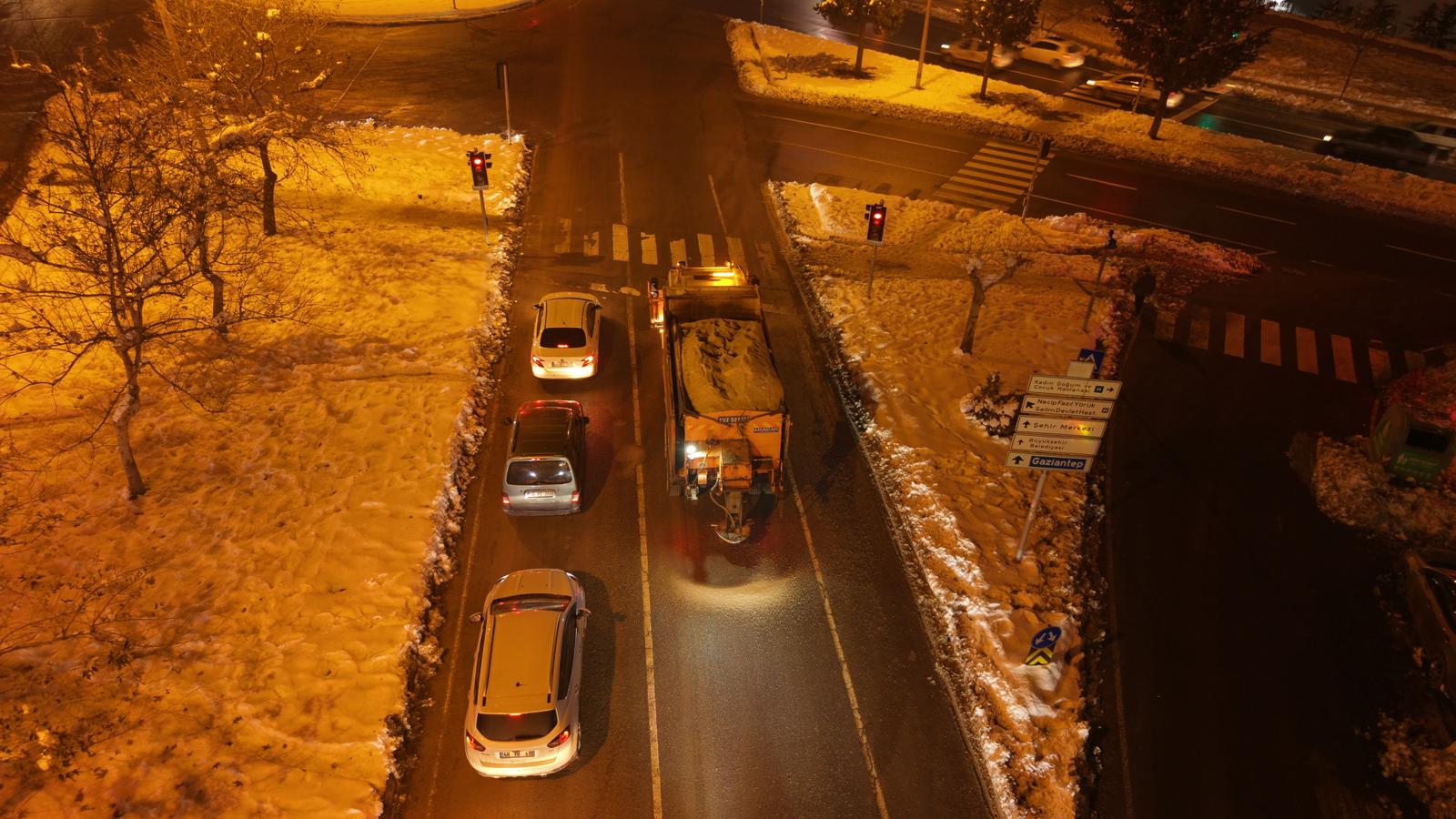 Büyükşehir, Arterlerde Buzlanmanın Önüne Geçmek İçin Çalışmalarını Durmaksızın Sürdürüyor