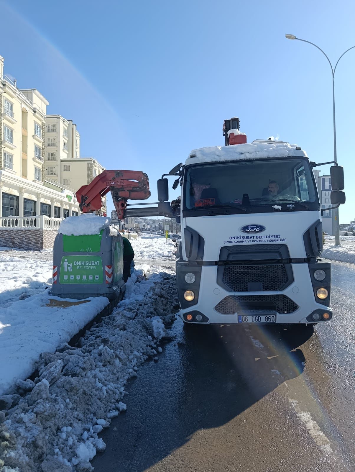 Onikişubat’ta kar mesaisi: Tüm ekipler sahada, çalışmalar aralıksız sürüyor
