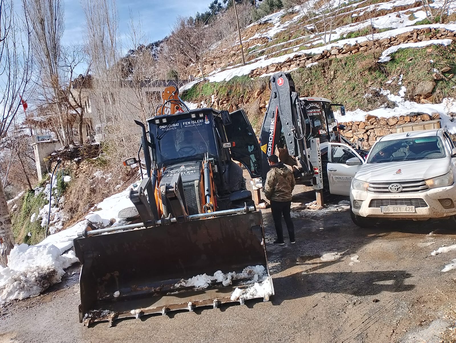 Onikişubat Belediyesi’nden kırsalda kesintisiz ulaşım için 7/24 karla mücadele