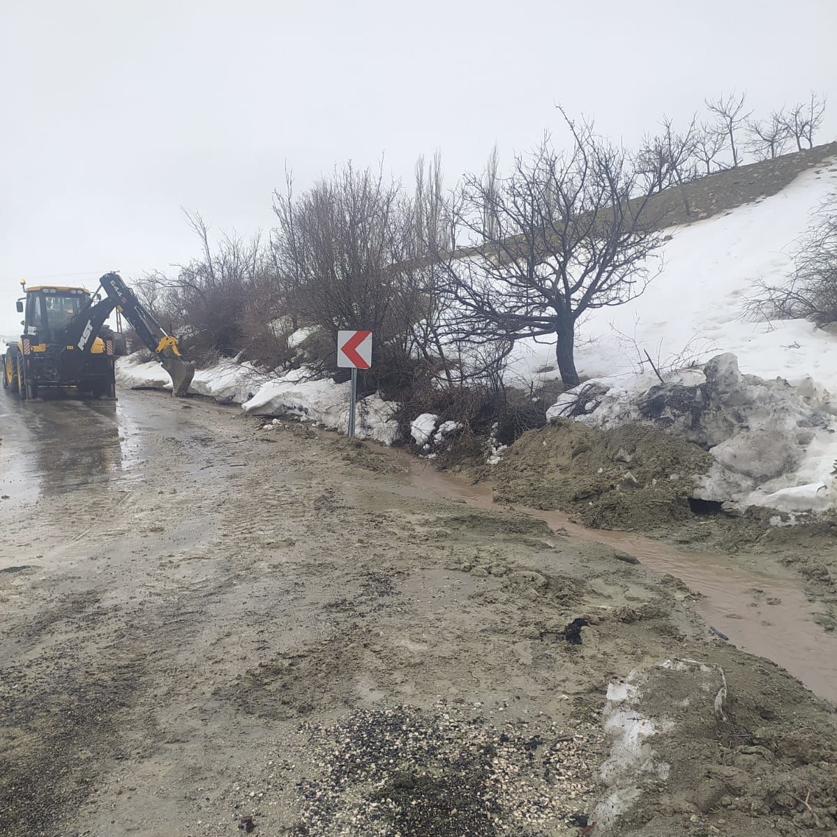Büyükşehir, Sağanak Yağışların Vurduğu Kırsal Mahalle Yollarında da Görev Başında