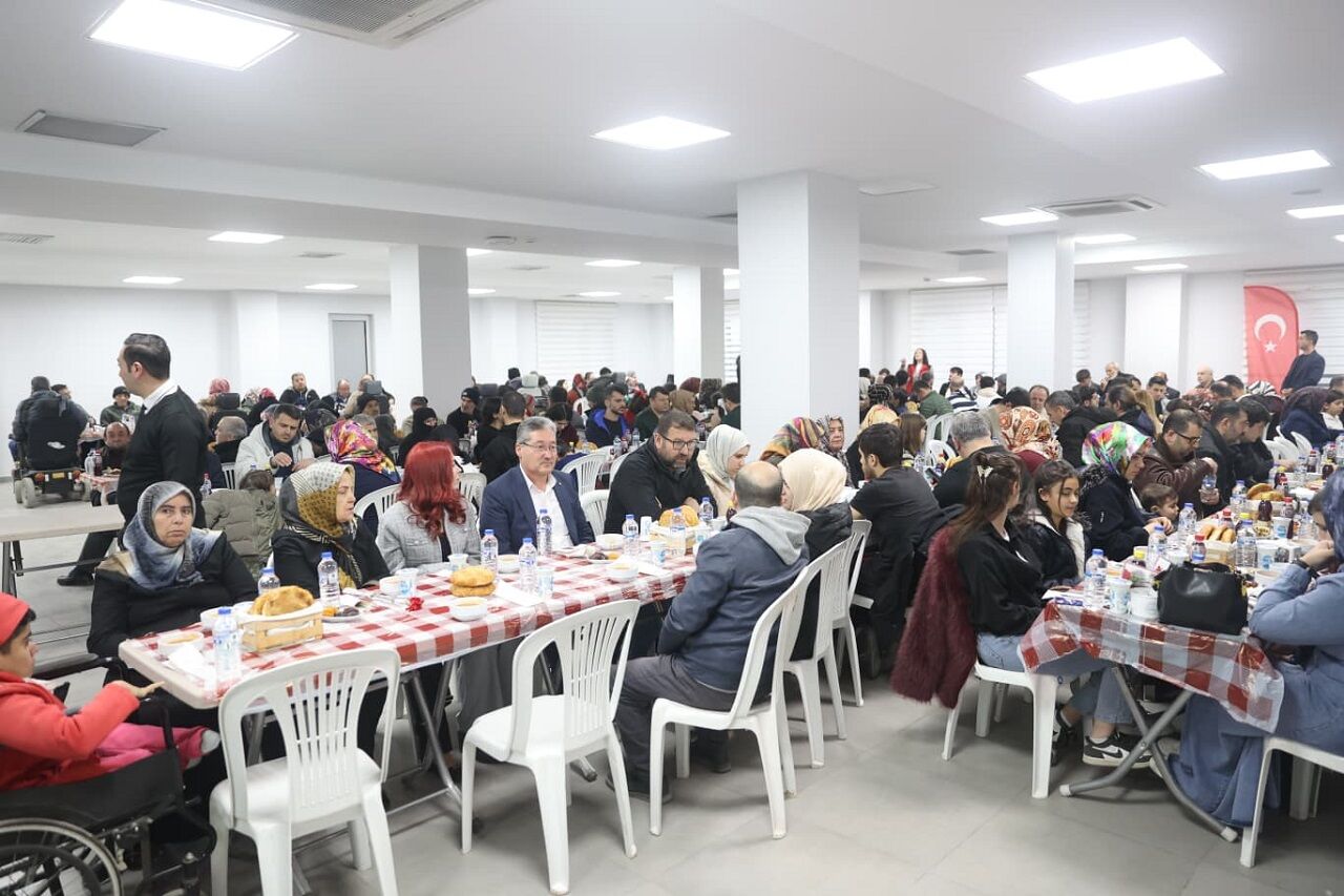 Başkan Akpınar, 8 Mart’ta Kadınlara Çiçek Takdim Etti, Engelli Vatandaşlarla İftar Sofrası’nda Buluştu