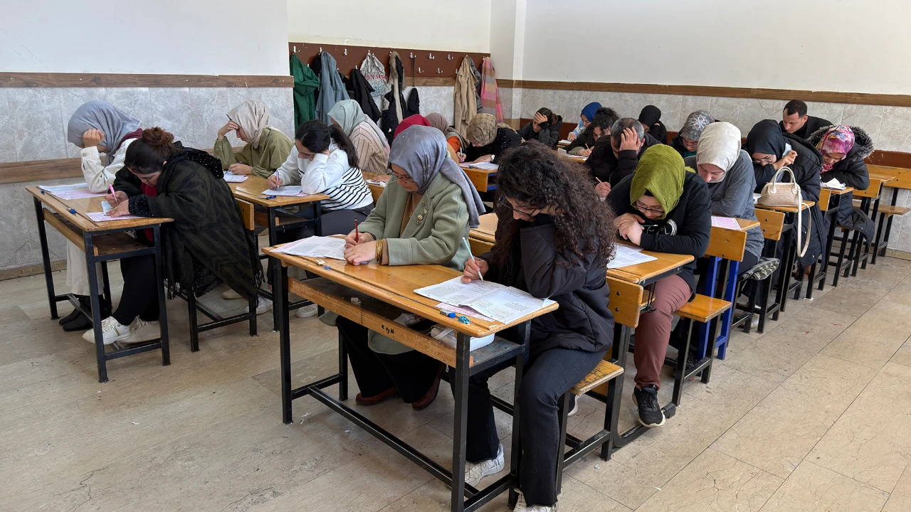 Gençler Gerçek Sınav Atmosferini Yaşadı; Büyükşehir’in Deneme Sınavına Yoğun İlgi