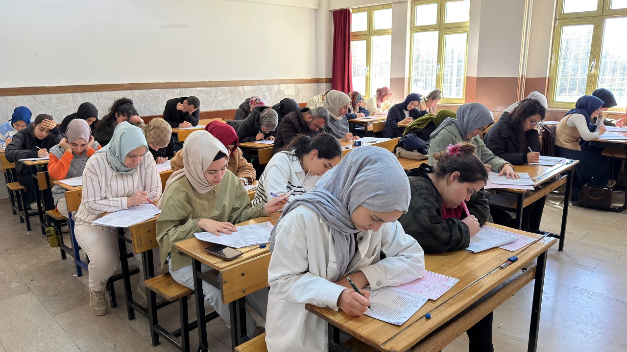 Kahramanmaraş’ta 7 Bin Genç Aynı Anda Deneme Sınavına Girdi (5)