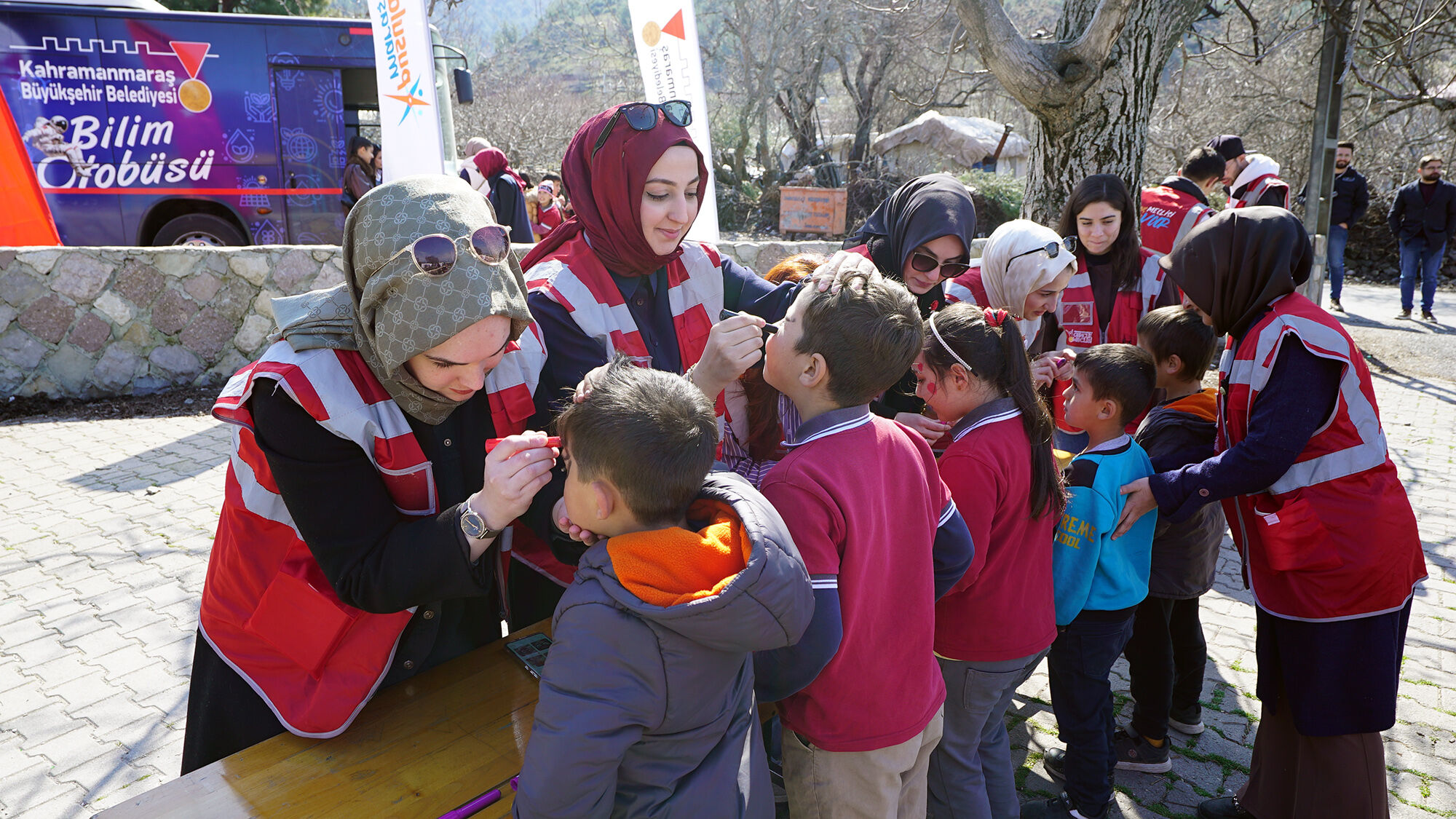 Büyükşehir’den Sarıçukur’da Miniklere Eğlence ve Bilim Dolu Bir Gün
