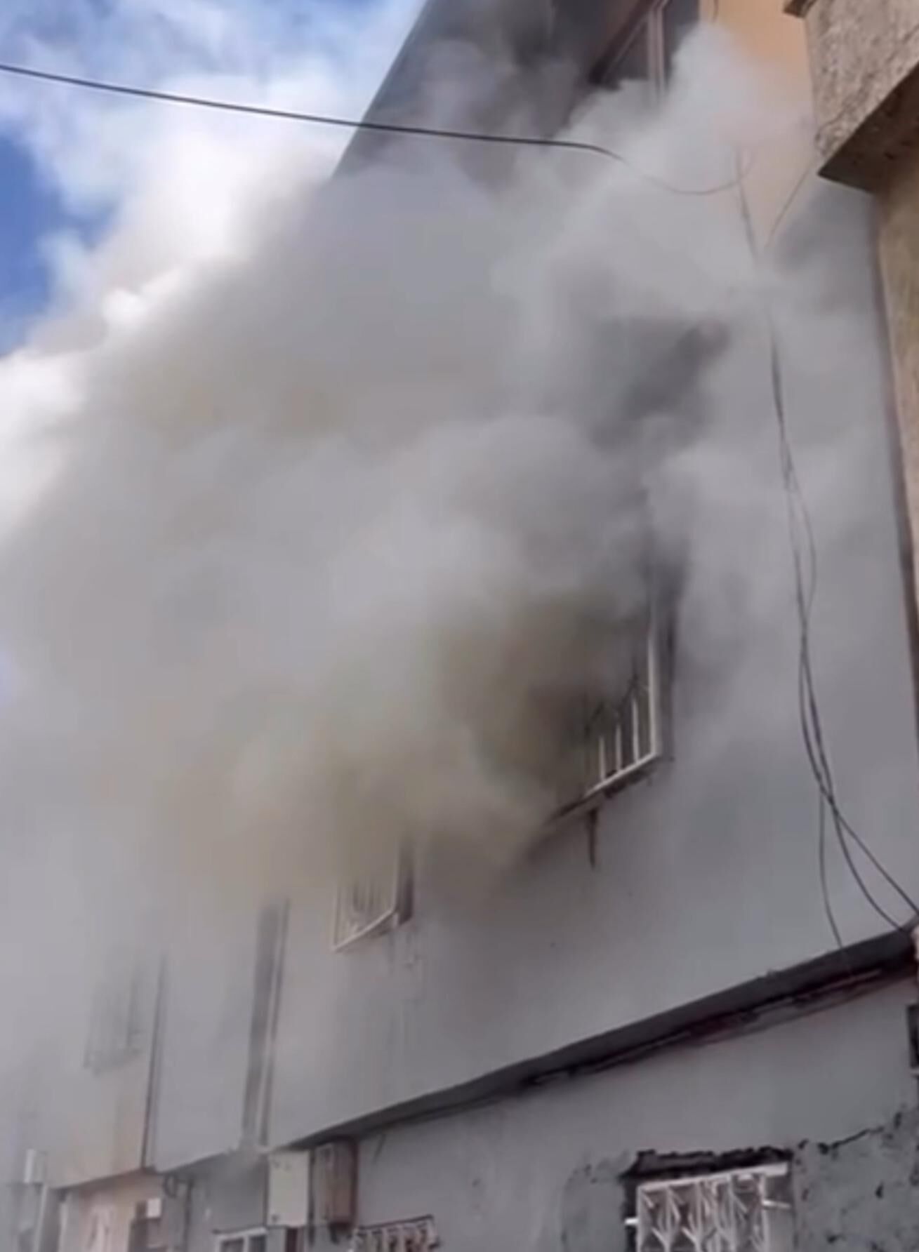 Onikişubat Belediyesi personelinden ev yangınına örnek müdahale