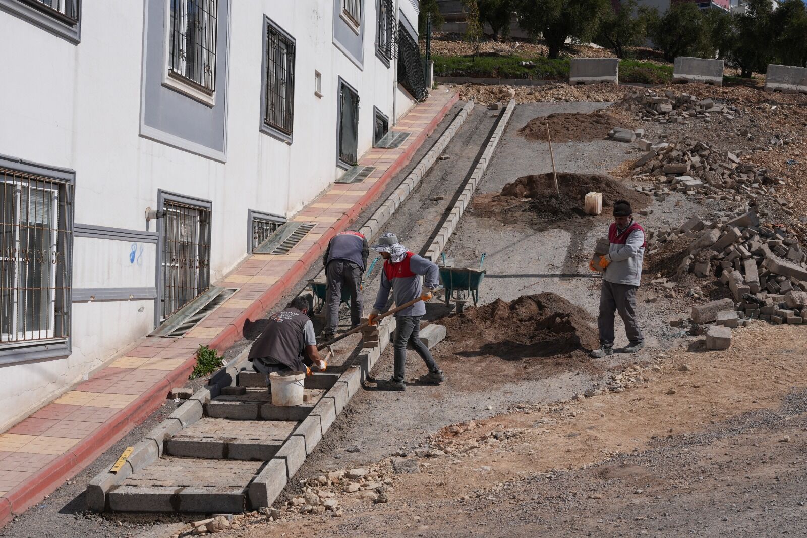 Onikişubat Belediyesi’nden 9 farklı mahallede kaldırım ve yol çalışması