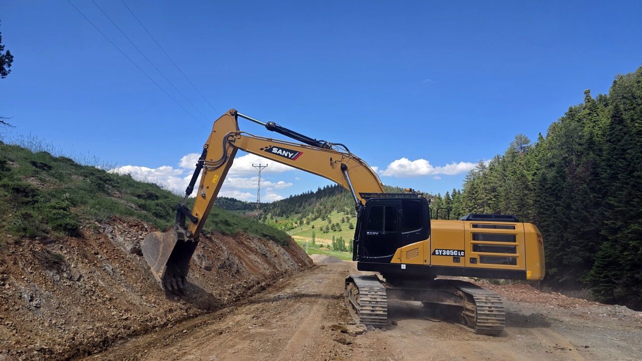 Büyükşehir, Göksun’da Yol Yatırımlarını Artırarak Sürdürüyor