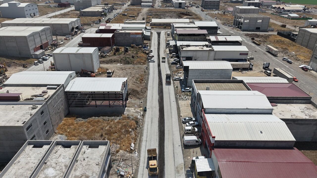 Büyükşehir, Yeni Sanayi Sitesi’nde Asfalt Mesaisi Sürüyor
