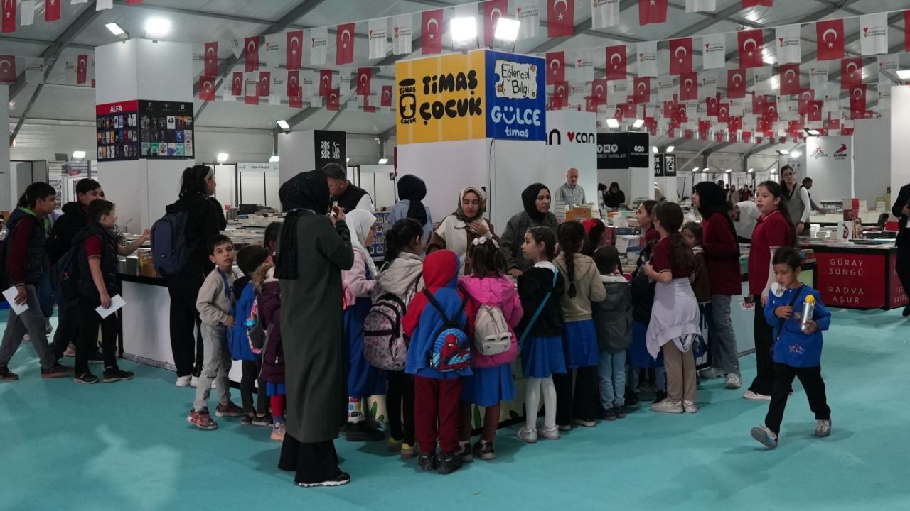 Kahramanmaraş Kitap Fuarı'nda Tarihi Rekor! Ziyaretçi Sayısı 400 Bini Aştı (9)